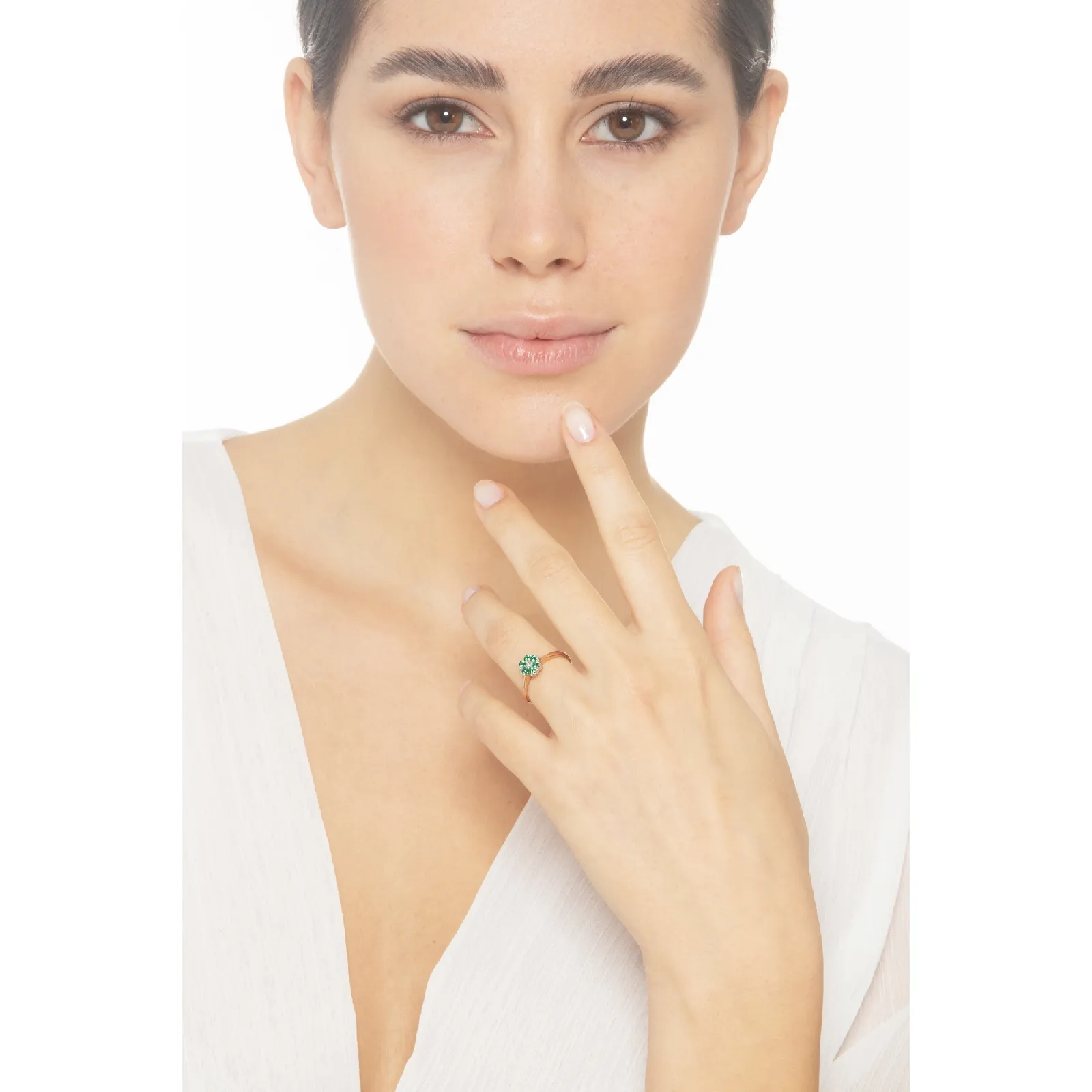 Anello in oro rosa e bianco 18k con fiorellino in smeraldi e diamante.
