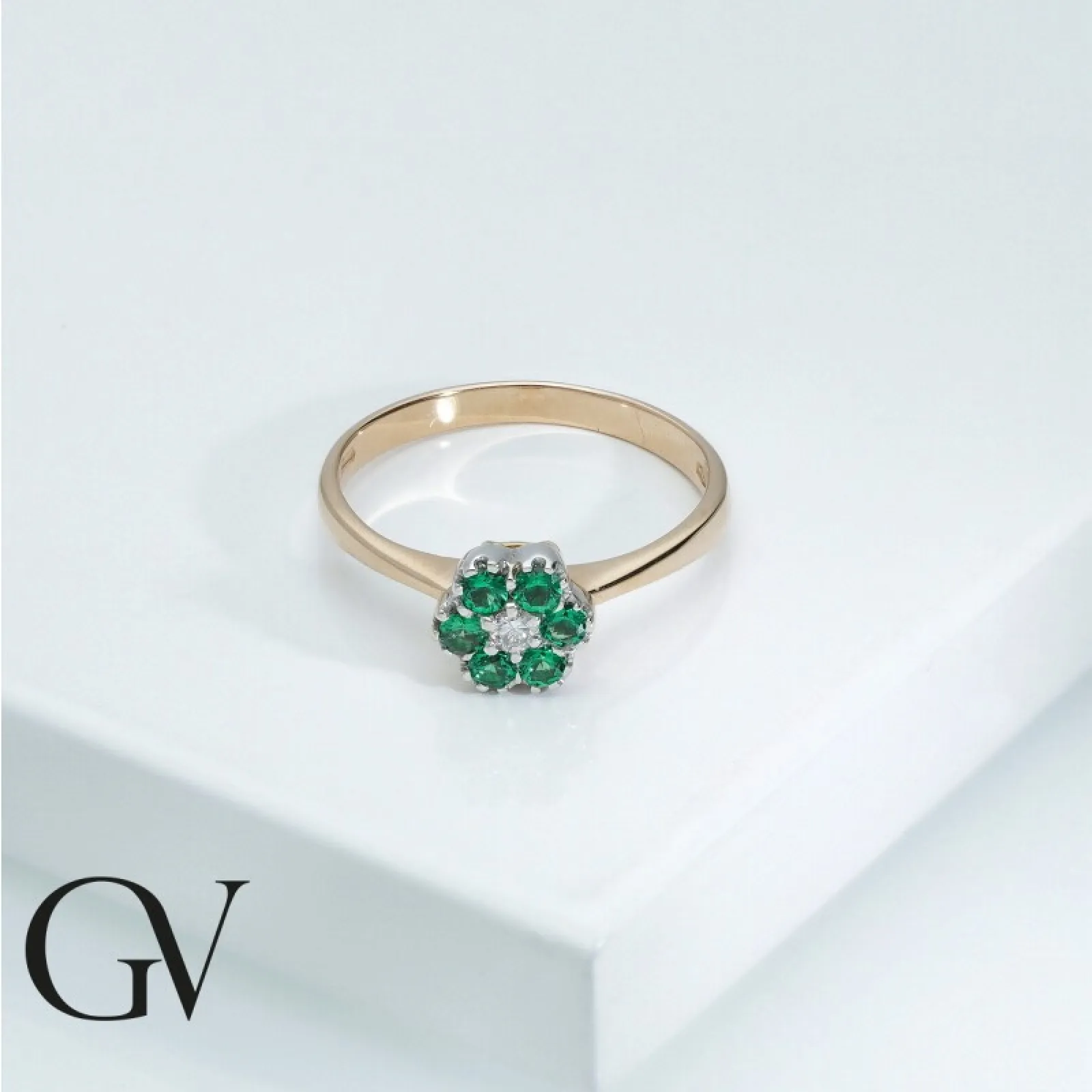 Anello in oro rosa e bianco 18k con fiorellino in smeraldi e diamante.