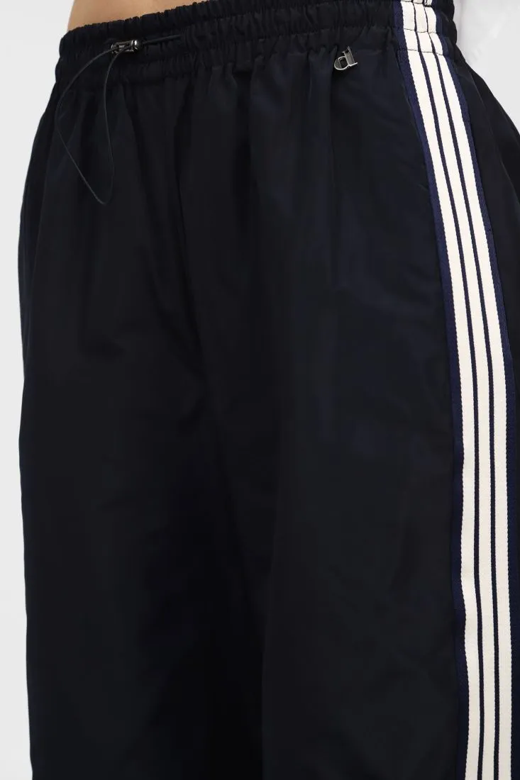  Jogging trousers with side stripes    