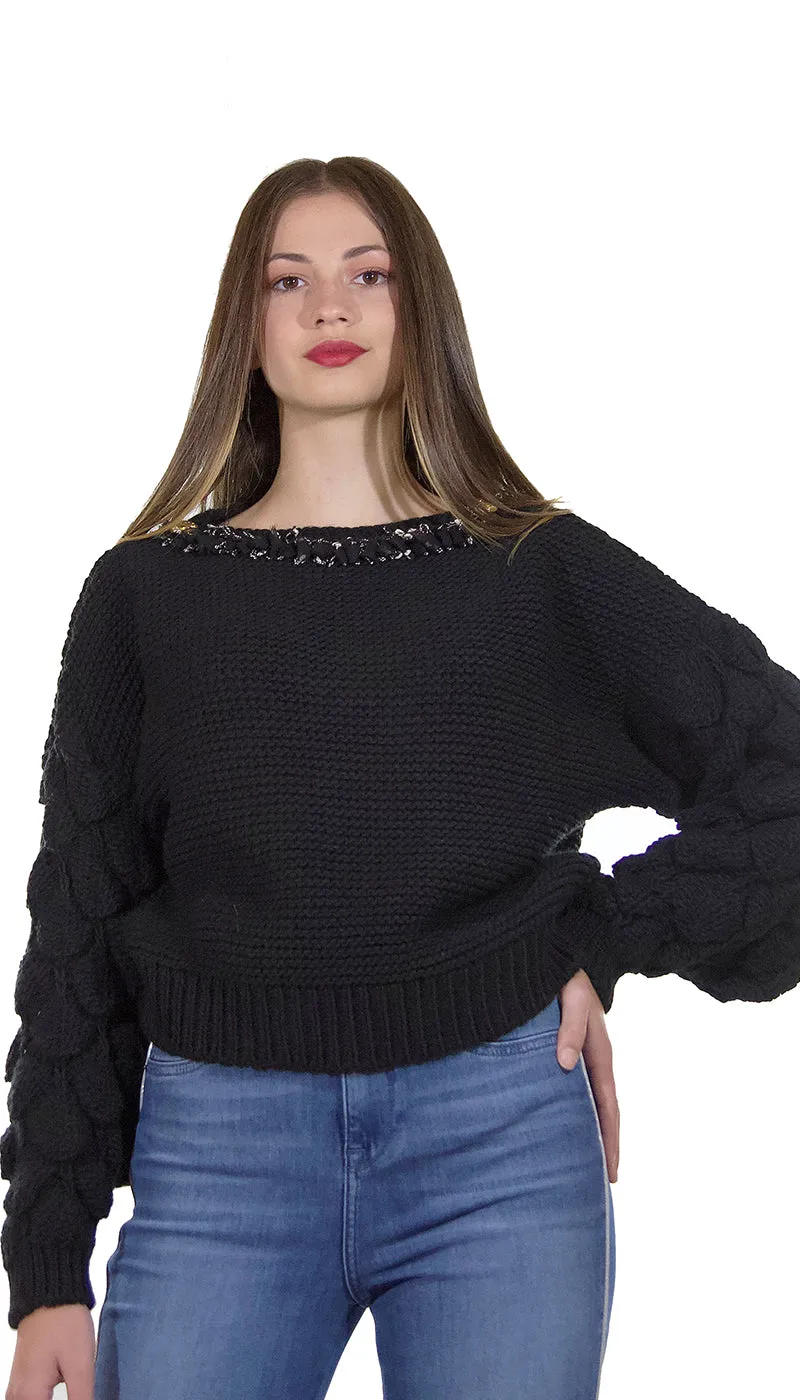 ODI ET AMO Maglia nera in lana con applicazione scollo. A053U1