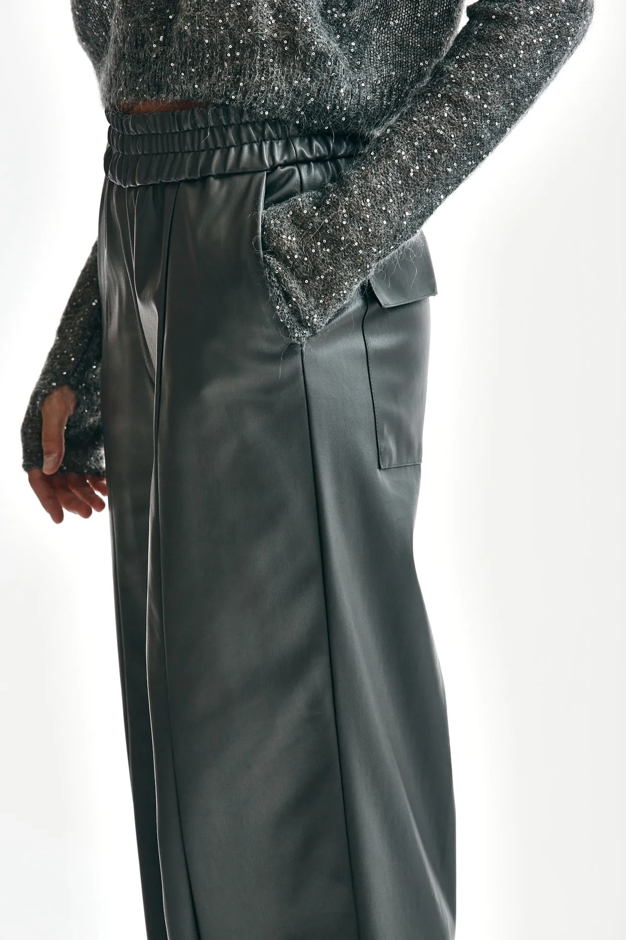 Pantalone in ecopelle grigio scuro 
